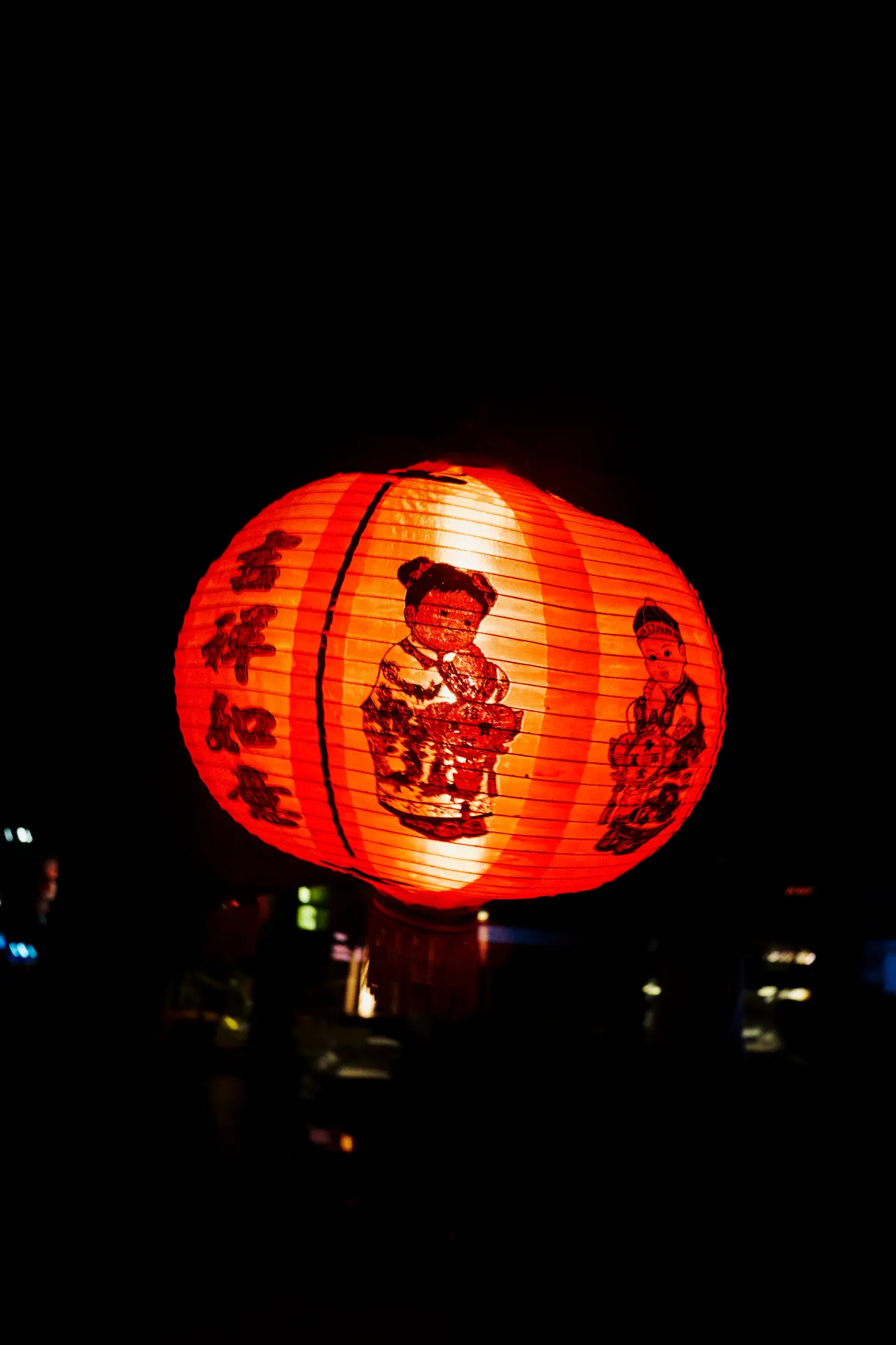 Lanterna japonesa iluminada no Noma