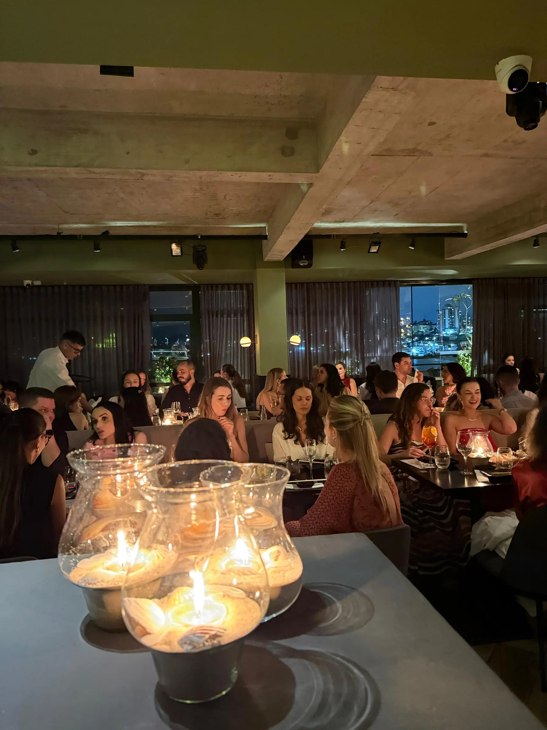 Convidados celebrando no Noma Sushi
